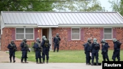 18일 미국 미시시피 코린트 시에 위치한 폴 케빈 커티스의 자택에서 증거물을 수집 중인 미국 연방 수사국 직원들. 
