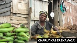 Les femmes sur le marché informels à Goma, juillet 2016 (VOA/Charly Kasereka)