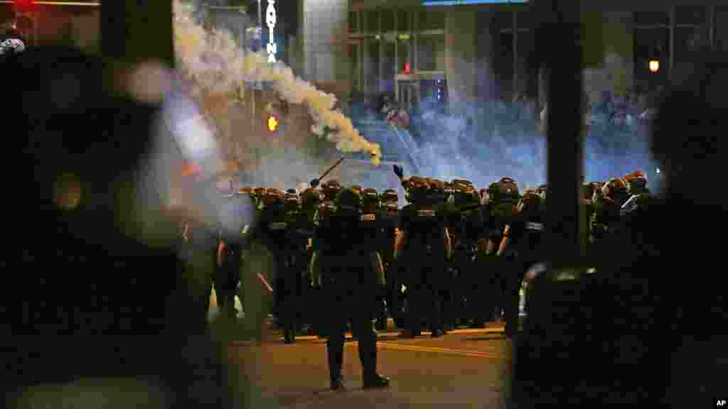 Des policiers se préparent à disperser les manifestants, à Charlotte, Caroline du Nord, le 31 août 2016.