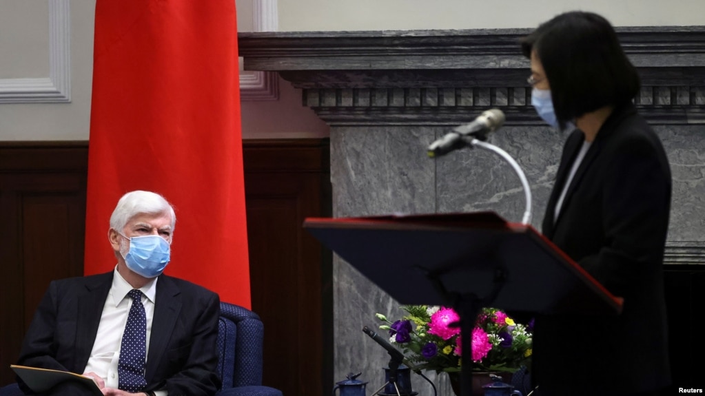 台湾总统蔡英文在台北与美国前联邦参议员多德举行会谈时发表讲话。（2021年4月15日）(photo:VOA)