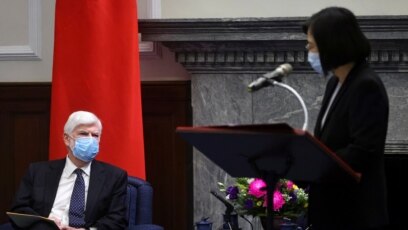 TT Đài Loan Thái Anh Văn gặp cựu Thượng nghị sĩ Chris Dodd và phái đoàn Mỹ tại văn phòng TT ở Đài Bắc, Đài Loan, ngày 15/4/2021. REUTERS/Ann Wang/Pool2021
