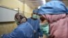 Le médecin algérien Ahmed Bougroura, à droite, chef du service de néphrologie de l'hôpital universitaire de Batna, à 435 km à l'est d'Alger, s'entretient avec un patient transplanté le 26 juillet 2017.