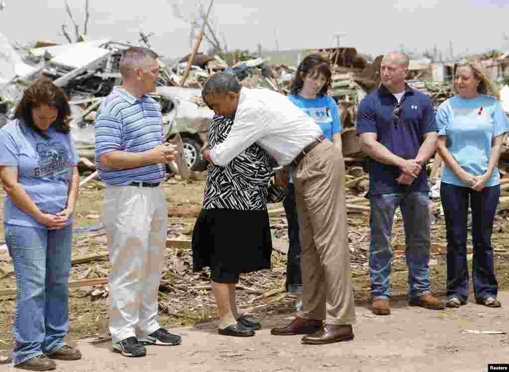 شدید آندھی سے اوکلاہوما شہر سے باہر کے دیہی علاقے کے اسکول اور اسپتال مکمل طور پر تباہ ہو گئے تھے، صدر اوباما نے اتوار کو متاثرہ علاقے کا دورہ کیا۔