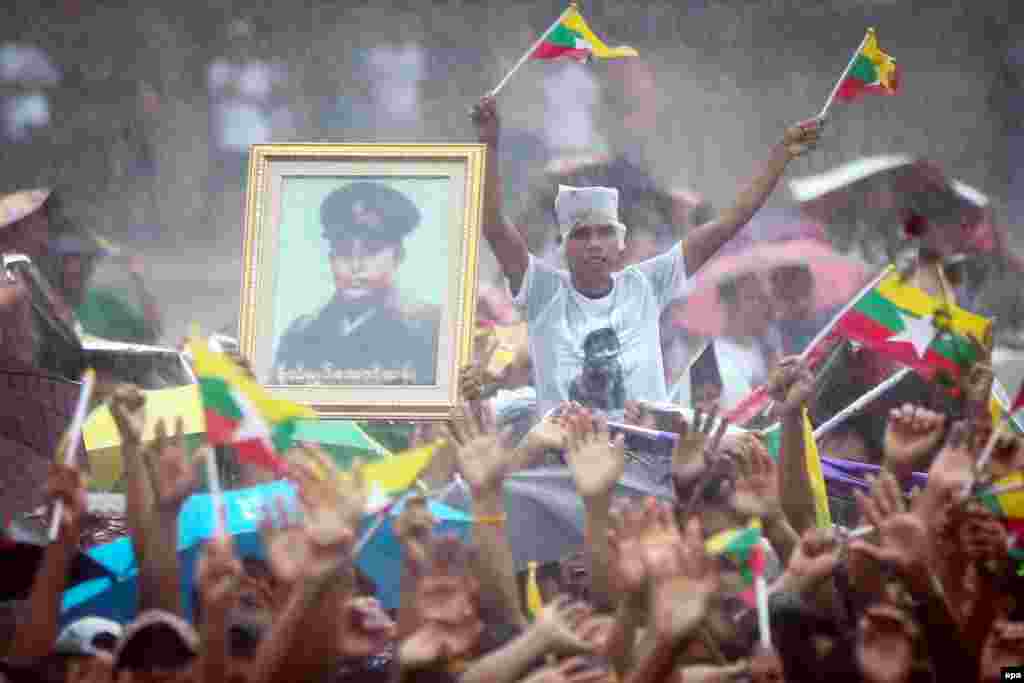 မဟာခ်ိဳင္ ခန္းမျပင္ပက ျမန္မာေရႊ႕ေျပာင္းအလုပ္သမားေတြ