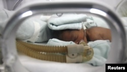 Seorang bayi yang lahir prematur mendapat bantuan pernapasan di dalam inkubator (foto: dok).