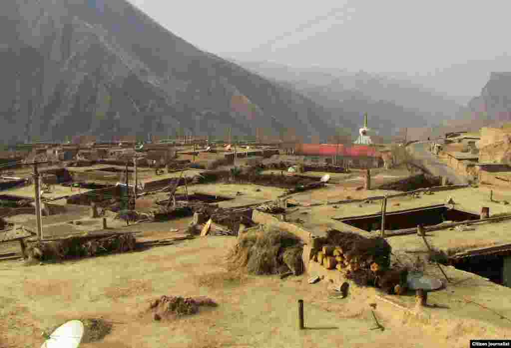 在青海藏区，寺院和民宅安装的卫星接收器构成一道风景。（资料照）