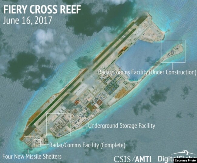 HÌnh ảnh vệ tinh việc xây dựng của Trung Quốc trên đảo đá Chữ Thập ở biển Đông. Washington cáo buộc Bắc Kinh tiến hành quân sự hóa trên vùng biển có tranh chấp này.
