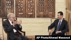 聯合國的敘利亞和平特使卜拉希米(左)星期六在大馬士革會見敘利亞總統阿薩德