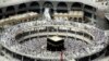 Ribuan muslim mengitari Ka'bah saat menunaikan ibadah Umrah di Mekkah, Arab Saudi. (Foto: dok). 