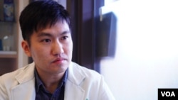 台灣外省第三代的霍先生接受美國之音採訪時談論他的政治傾向如何“由藍轉綠”。