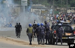 Des policiers loyaux à Gbagbo face à des partisans de Ouattara le 16 décembre 2010, à Abidjan