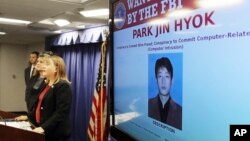 미국 법무부 트레이시 윌키슨 검사가 지난 9월 로스앤젤레스에서 기자회견을 열고 북한 국적자 박진혁을 소니 영화사 등에 대한 사이버 공격 혐의로 기소했다고 밝혔다.