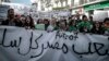 Des étudiants portent des banderoles et scandent des slogans lors d'une manifestation à Alger, en Algérie, le mardi 9 avril 2019.