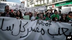 Des étudiants portent des banderoles et scandent des slogans lors d'une manifestation à Alger, en Algérie, le mardi 9 avril 2019.