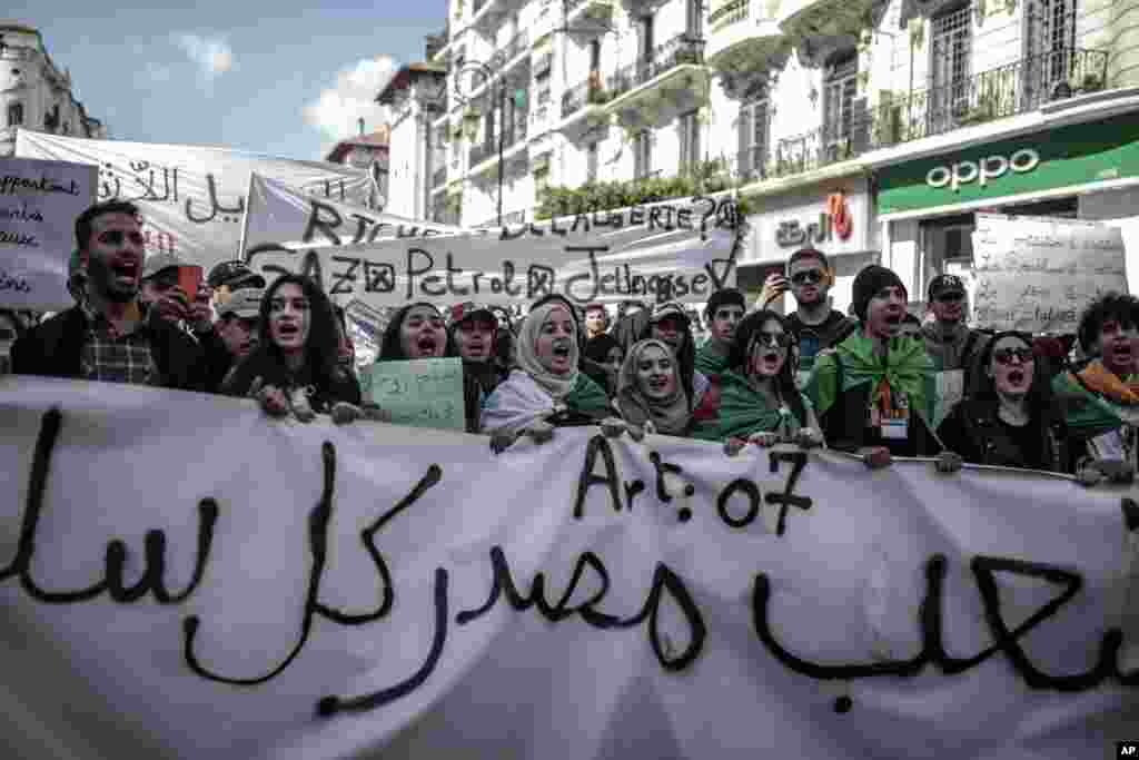 تظاهرکنندگان در الجزایر، می گویند انتصاب &laquo;عبدالقادر بن&zwnj;صالح&raquo; به عنوان رئیس جمهوری موقت را قبول ندارند.&nbsp;