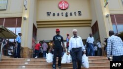 Khách hàng rời trung tâm mua sắm Westgate sau khi thương xá này mở cửa trở lại tại Nairobi, ngày 18/7/2015.