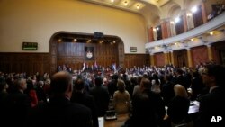 Poslanici skupštine Srbije tokom konstitutivne sednice (Foto: AP Photo/Darko Vojinović)