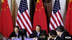 Menkeu AS Timothy Geithner (kiri) dan Wakil PM Tiongkok Wang Qishan dalam dialog bilateral AS-Tiongkok di Washington (9/5).