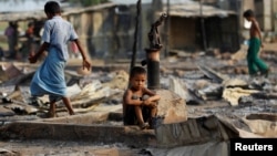 Seorang anak duduk di kamp Muslim Rohingya yang dibakar di Sittwe, negara bagian Rakhine, Myanmar (foto: ilustrasi). Myanmar termasuk dalam daftar 16 negara pelanggar berat kebebasan agama yang dirilis Komisi AS.