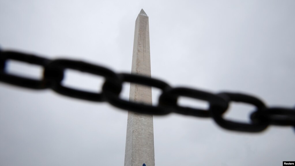 El obelisco de Washington visto detrÃ¡s de una cadena de seguridad, en la Alameda Nacional simboliza el cierre parcial del gobierno federal, que el martes 15 de enero cerrÃ³ su vigÃ©simo quinto dÃ­a, sin visos de soluciÃ³n.