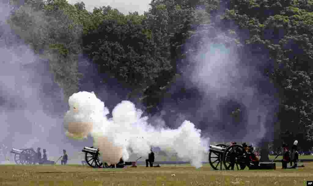 The King&#39;s Troop Royal Horse Artillery fires a 41 Gun Royal Salute marking U.S. President Donald Trump&#39;s arrival in Green Park in London, June 3, 2019.