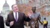 Menlu Amerika Mike Pompeo berpose di dekat patung Presiden Ronald Reagan di Budapest, Hongaria, Senin (11/2). 