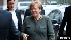 ທ່ານນາງ Angela Merkel, ຜູ້ນຳຂອງພັກປະຊາທິປະໄຕ ເພື່ອຄວາມປອງດອງຊາດຂອງຄຣິສຕຽນ ຫຼື (CDU), ເດີນທາງໄປຮອດ ຫ້ອງການສະພາແຫ່ງຊາດ ເຢຣະມັນ ກ່ອນໜ້າການເລີ່ມຕົ້ນ ການເຈລະຈາເພື່ອຄົ້ນຄວ້າເບິ່ງ ການຈັດຕັ້ງລັດຖະບານປະຊສົມຊຸດໃໝ່ ໃນນະຄອນເບີລິນ ຂອງເຢຍຣະມັນ, ວັນທີ 10 ພະຈິກ 2017. 