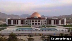 همزمان با حضور مقامهای ارشد امنیتی افغان به مجلس، ساختمان شورای ملی افغانستان هدف حملات راکتی قرار گرفت.