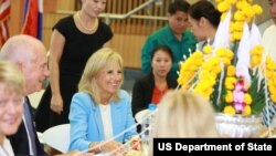 ດຣ. Jill Biden ເຂົ້າຮ່ວມພິທີບາສີສູ່ຂວັນ ຢູ່ສະຖາທູດສະຫະລັດອາເມຣິກາ ປະຈຳ ສປປ ລາວ. (ຮູບຈາກເຟສບຸກ ສະຖານທູດ ສຫລ)