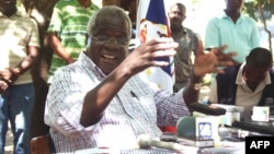 Leader of the former Mozambican rebel movement -- now opposition party -- Renamo, Afonso Dhlakama, gives a press conference, April 10, 2013, in Gorongosa's mountains, Mozambique.
