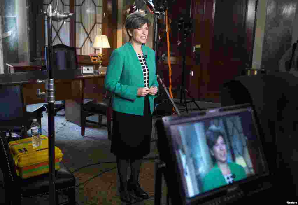 Senator dari partai Republik Joni Ernst, berlatih memberikan tanggapan atas pidato kenegaraan &nbsp;Presiden Obama, di Gedung Capitol, Washington DC (20/1).