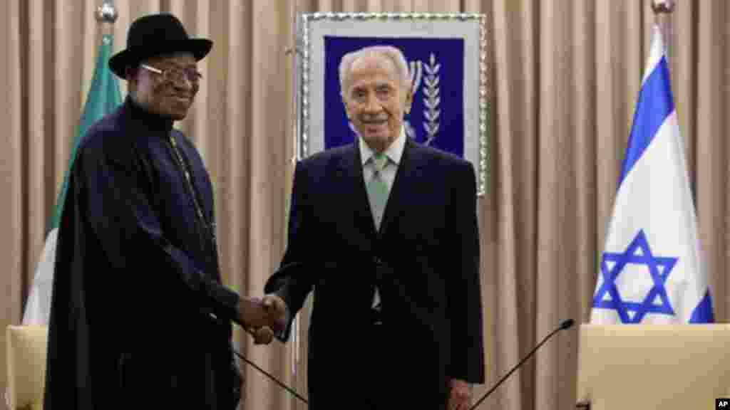 Shugaba Goodluck Jonathan ya sha hannu da shugaban Isra'ila Shimon Peres, yayin sadawarsu a fadar shugaban a Urushalima, ranar 28 ga watan Oktoba, 2013.