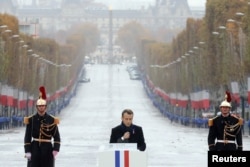 Presiden Perancis Emmanuel Macron memberikan pidato dalam upacara peringatan satu abad berakhirnya Perang Dunia I, di Paris, 11 November 2018.
