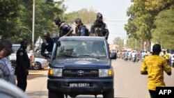 La police burkinabè patrouille dans les rues d'Ouagadougou, le 21 octobre 2017.