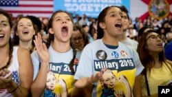 Para pendukung Hillary Clinton mengelu-elukannya saat acara kampanye di Lake Worth, Florida (26/10).