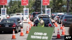 美國加州洛杉磯市的一個新冠病毒檢測中心，駕駛者正在排隊等候。