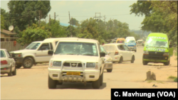 Zimbabwe’s roads have become chaotic after years of neglect as motorists try to look for smoother venues for their vehicles, in Harare, Dec. 31, 2018. (Columbus Mavhunga/VOA)