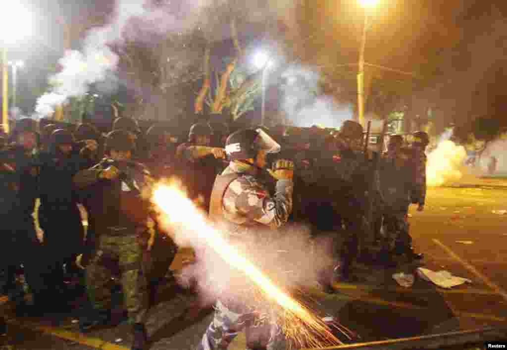 Un policía antimotines dispara su arma en la ciudad de Belén durante las protestas antigubernamentales que desde hace días sacuden a Brasil.