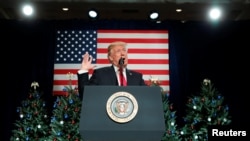 En un escenario adornado de Navidad, el presidente Donald Trump habló en St. Charles, Missouri, sobre la reforma de impuestos que prepara el Partido Republicano en el Congreso. Nov. 29, 2017.