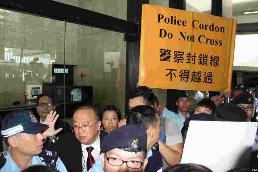 香港团体和政党游行到泰国领事馆抗议（美国之音海彦拍摄）
