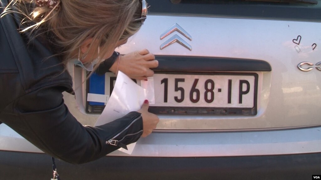 Kosovë, zyrtarët serbë paralajmërojnë bllokim të rrugëve për shkak të targave të makinave