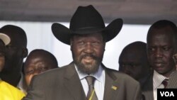 Presiden Sudan selatan, Salva Kiir menjadi orang pertama yang memungut suara dalam referendum kemerdekaan, Minggu 9 Januari 2010.