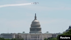 Ảnh tư liệu - Những phi cơ Blue Angels, Thunderbirds bay qua bầu trời toà nhà Quốc hội Hoa Kỳ như một lời cám ơn đối với những nhân viên y tế tuyến đầu trong đợt dịch coronavirus (COVID-19) tại Washington, Hoa Kỳ, ngày 2 tháng 5 năm 2020.