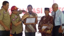 Kementerian Sosial serahkan penghargaan untuk Kodir (tengah) dan Suradi (berpeci) di Sleman, Yogyakarta, Selasa, 25 Februari 2020. (Foto: Kemensos)