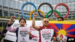 Các nhà hoạt động Tây Tạng đứng trước trụ sở Ủy ban Olympic quốc tế (IOC) trong cuộc biểu tình trước Thế vận hội mùa đông Bắc Kinh 2022, vào ngày 26/11/2021 tại Lausanne, Thụy Sĩ.