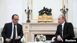 Fransa prezidenti Fransua Olland Moskvada Rusiya prezidenti Vladimir Putinlə görüşüb