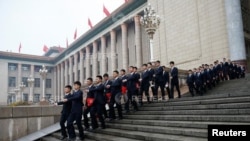 2018年3月17日中國全國人大全體會議後，安全人員列隊離開人民大會堂。