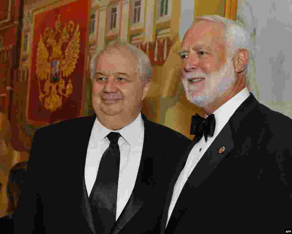 Посол России Сергей Кисляк (слева) и лауреат премии Фонда культурного сотрудничества секретарь Смитсоновского института Уэйн Клаф