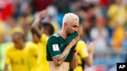 El mexicano Miguel Layun deja el campo después del partido entre Brasil y México en la Copa Mundial de fútbol 2018 en el Samara Arena, en Samara, Rusia, el lunes 2 de julio de 2018. México perdió 0-2.