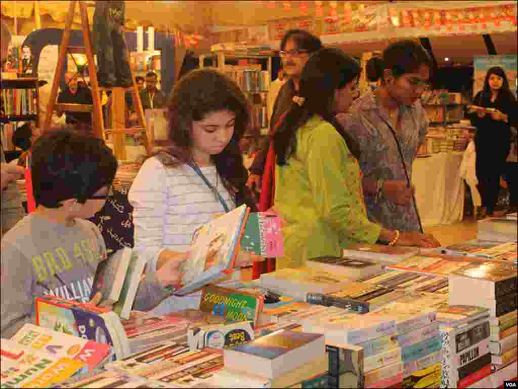 کراچی ادبی میلے میں کتابوں کے اسٹالز پر نوجوان اور بچے بھی کتابیں خریدتے نظر آئے